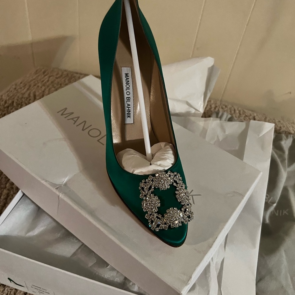Hangisi Crystal Buckle Pump